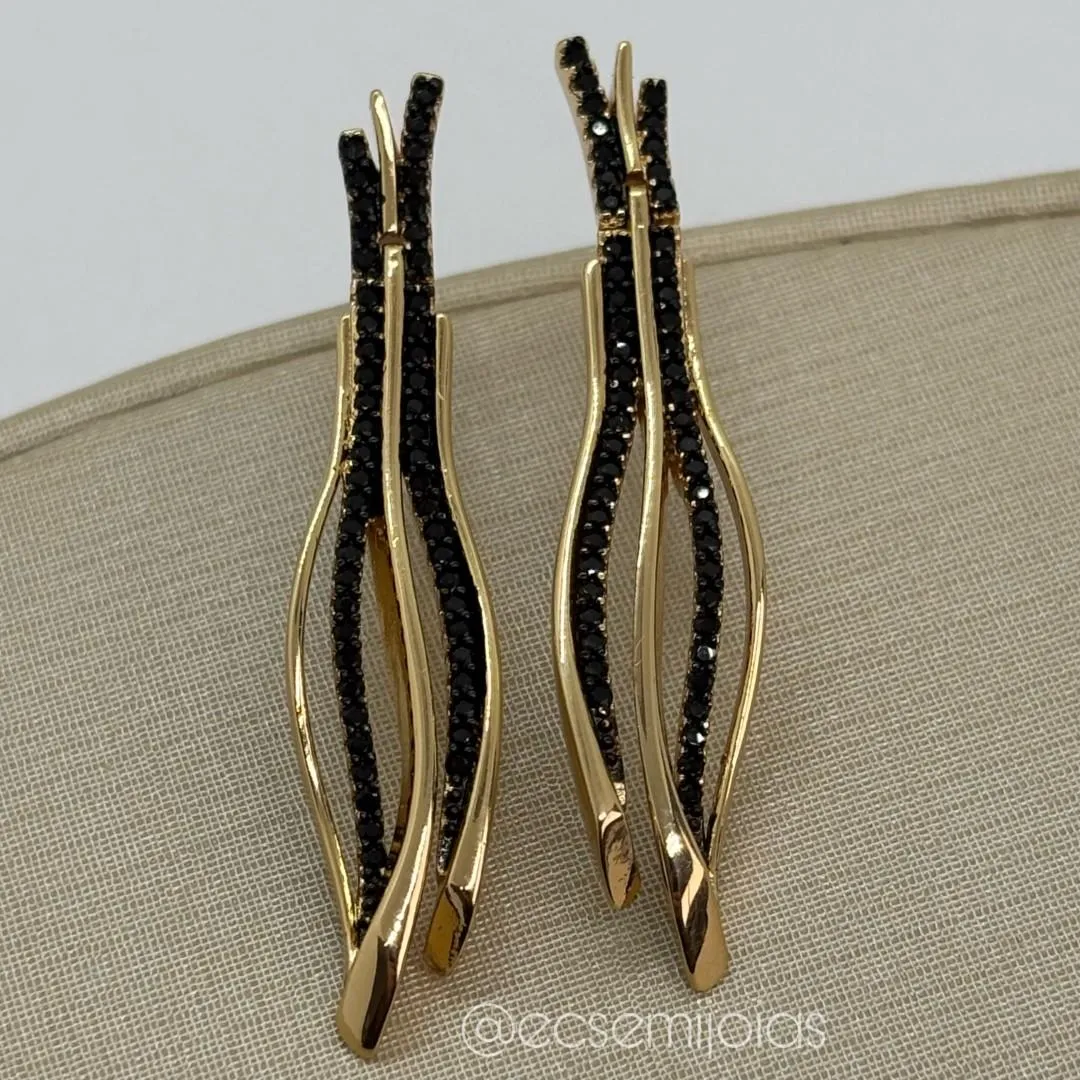 Brinco com filetes lisos e cravejados vazados - banhado a ouro 18k