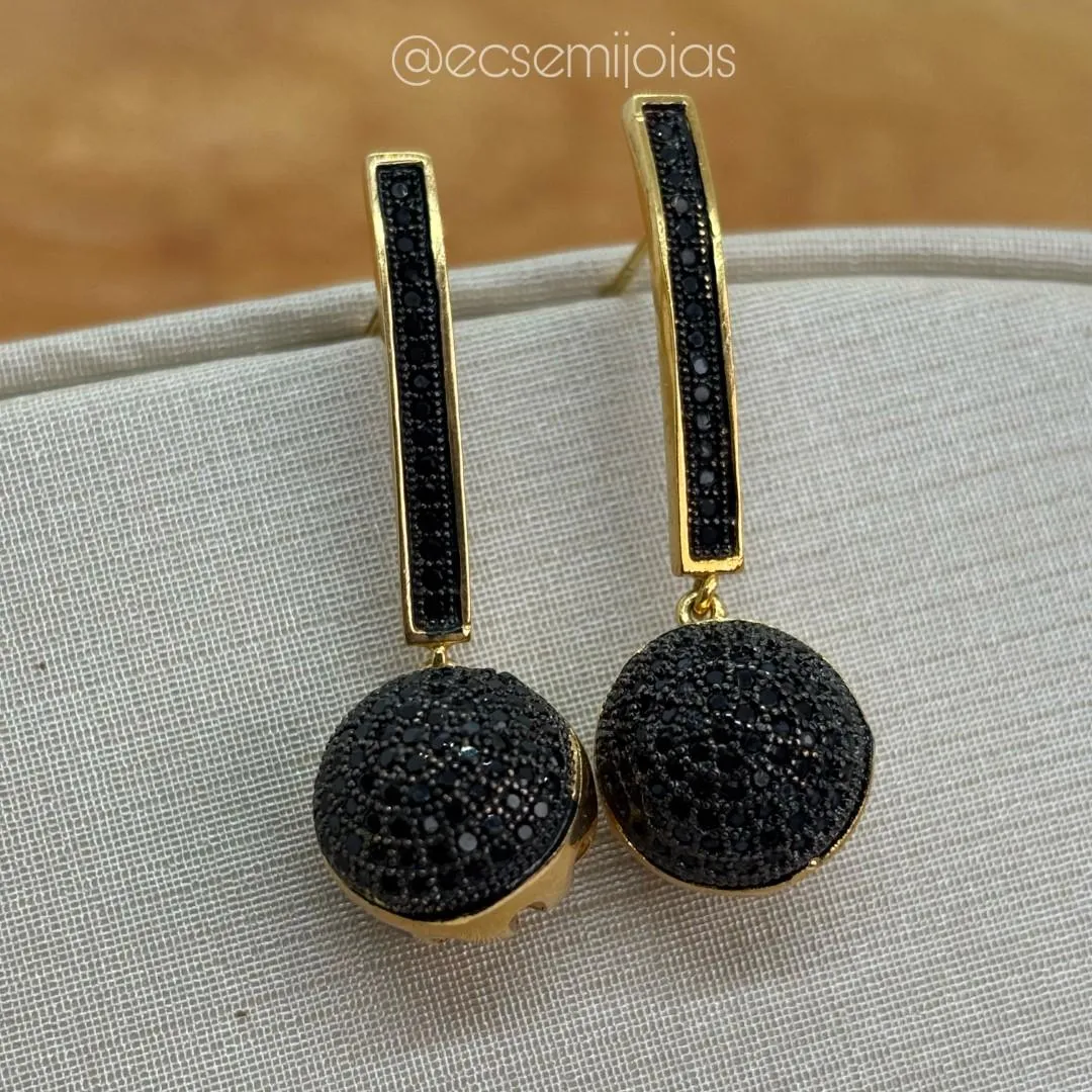 Brinco de base retangular cravejada com bola cravejada pendurada - banhado a ouro 18k
