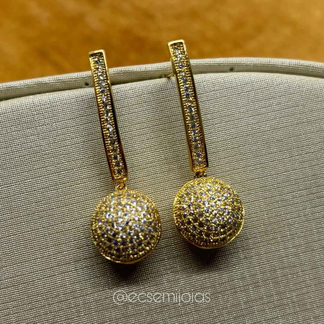 Brinco de base retangular cravejada com bola cravejada pendurada - banhado a ouro 18k