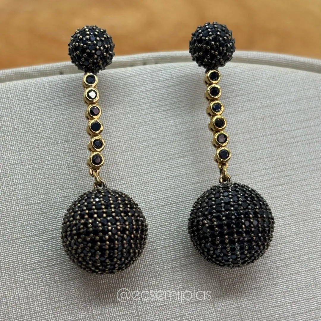 Brinco de bola menor (8mm) cravejada com bola maior (14mm) cravejada pendurada - banhado a ouro 18k