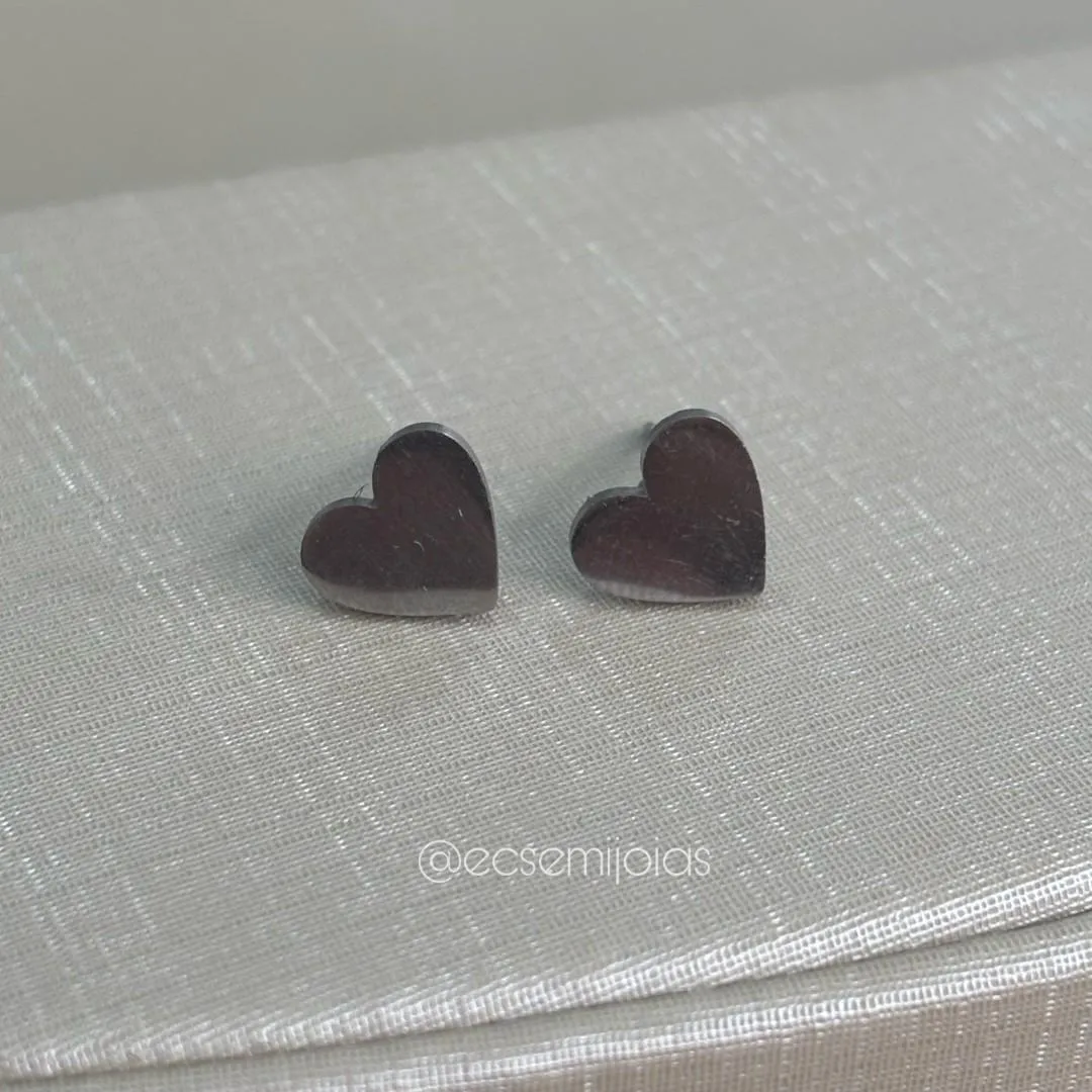 Brinco de coração liso - 9mm - aço