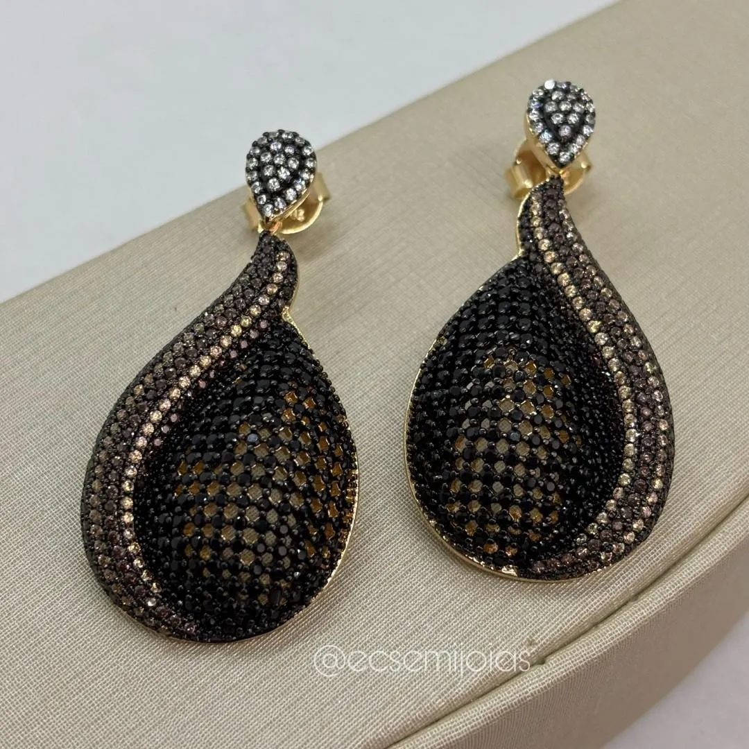 Brinco de gota grande cravejado com borda saliente - banhado a ouro 18k