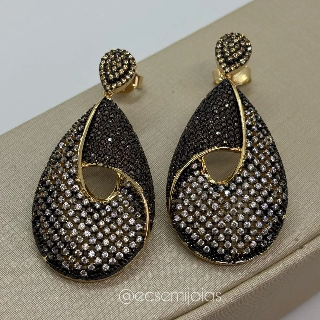 Brinco de gota grande cravejado vazado no centro - banhado a ouro 18k