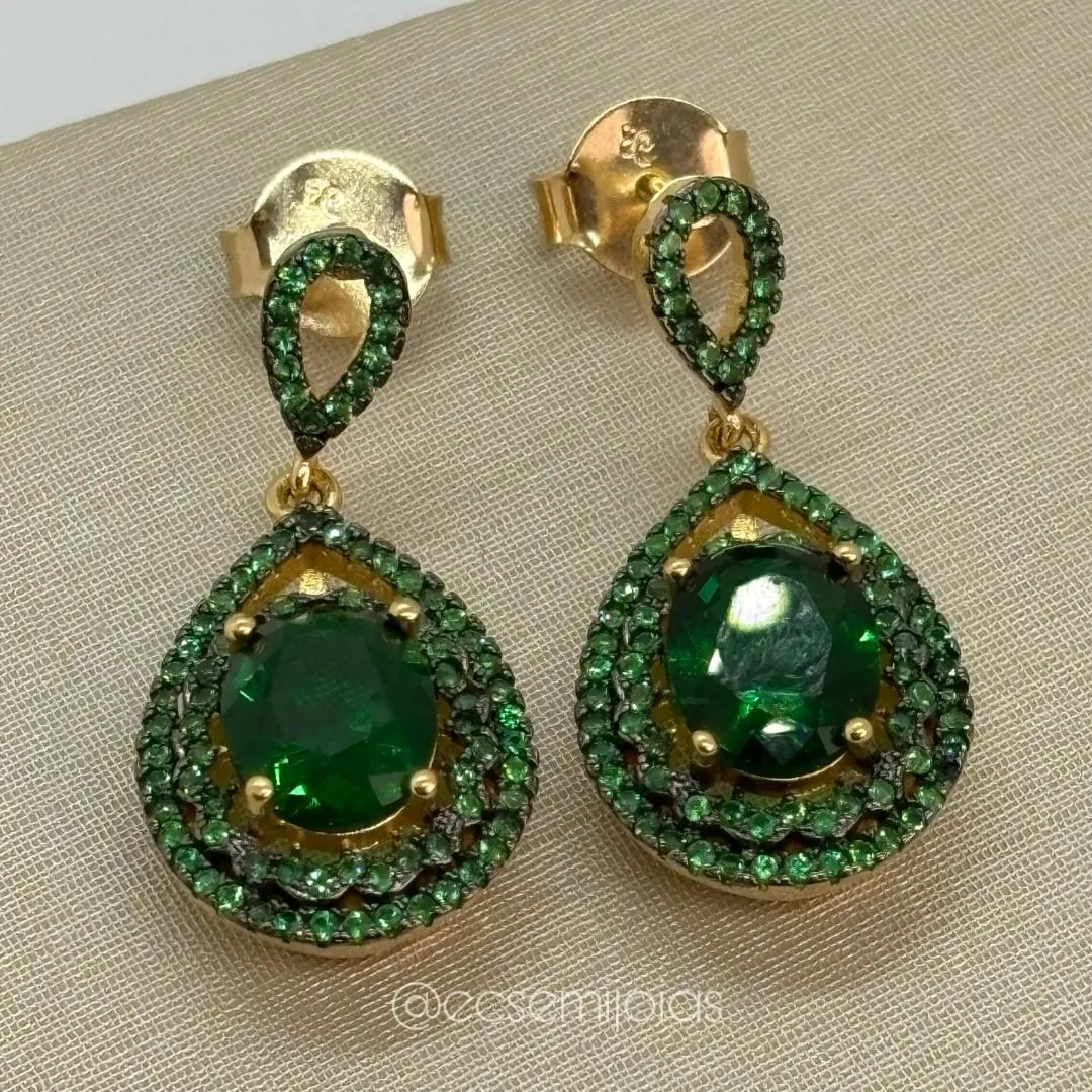 Brinco gota com pedra maior no centro cravejado em volta - banhado a ouro 18k