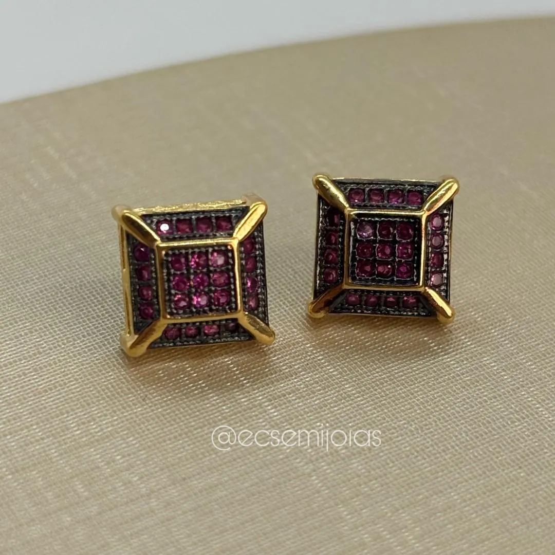 Brinco quadrado cravejado em cima e laterais - 8mm - banhado a ouro 18k