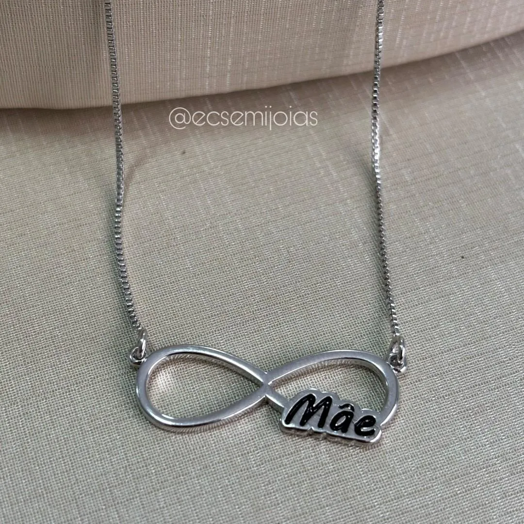 Colar com pingente infinito escrito MÃE resinado - 45cm - banhado a ródio branco
