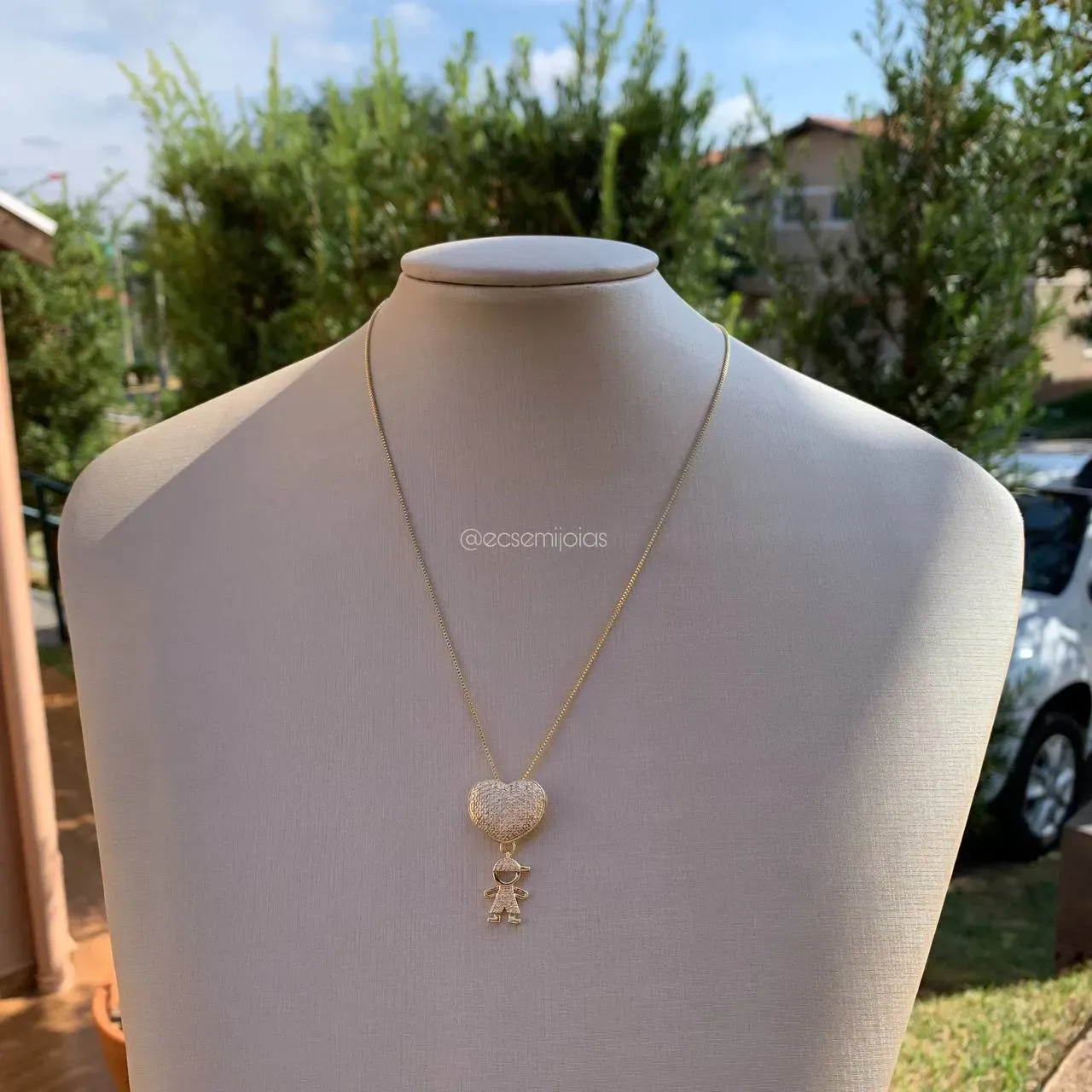 Colar de coração cravejado com 1 menino pendurado cravejado  - banhado a ouro 18k