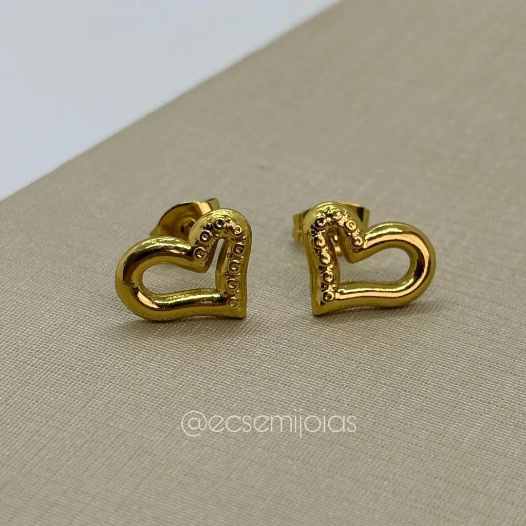Brinco de coração bombardeado e liso vazado - 12mm - aço dourado