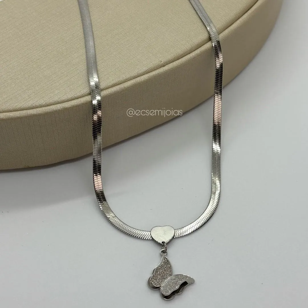 Colar de fita de 3,5mm com coração liso no centro e borboleta diamantada pendurada - 42cm + extensor - aço