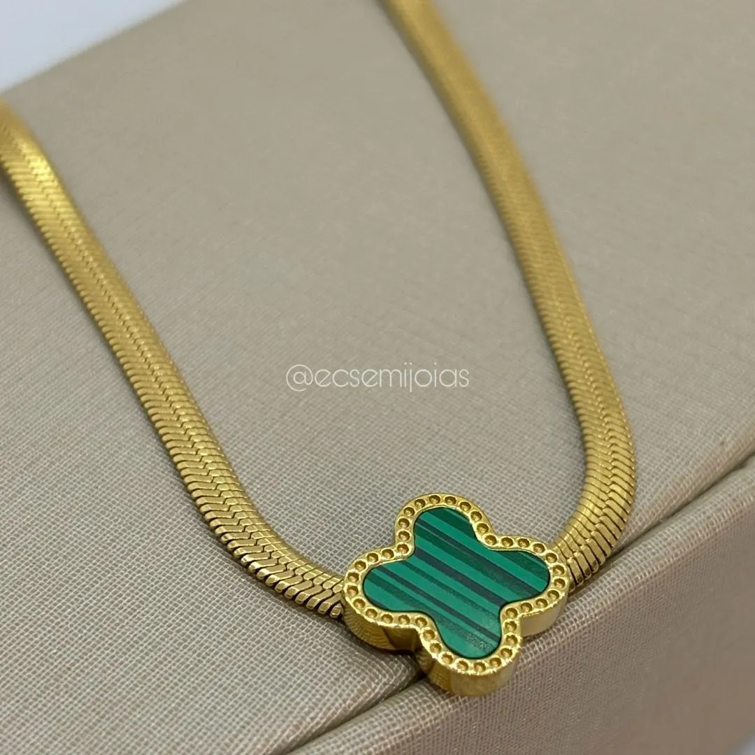 Colar de fita de 3mm com trevo no centro - 42cm + extensor - aço dourado