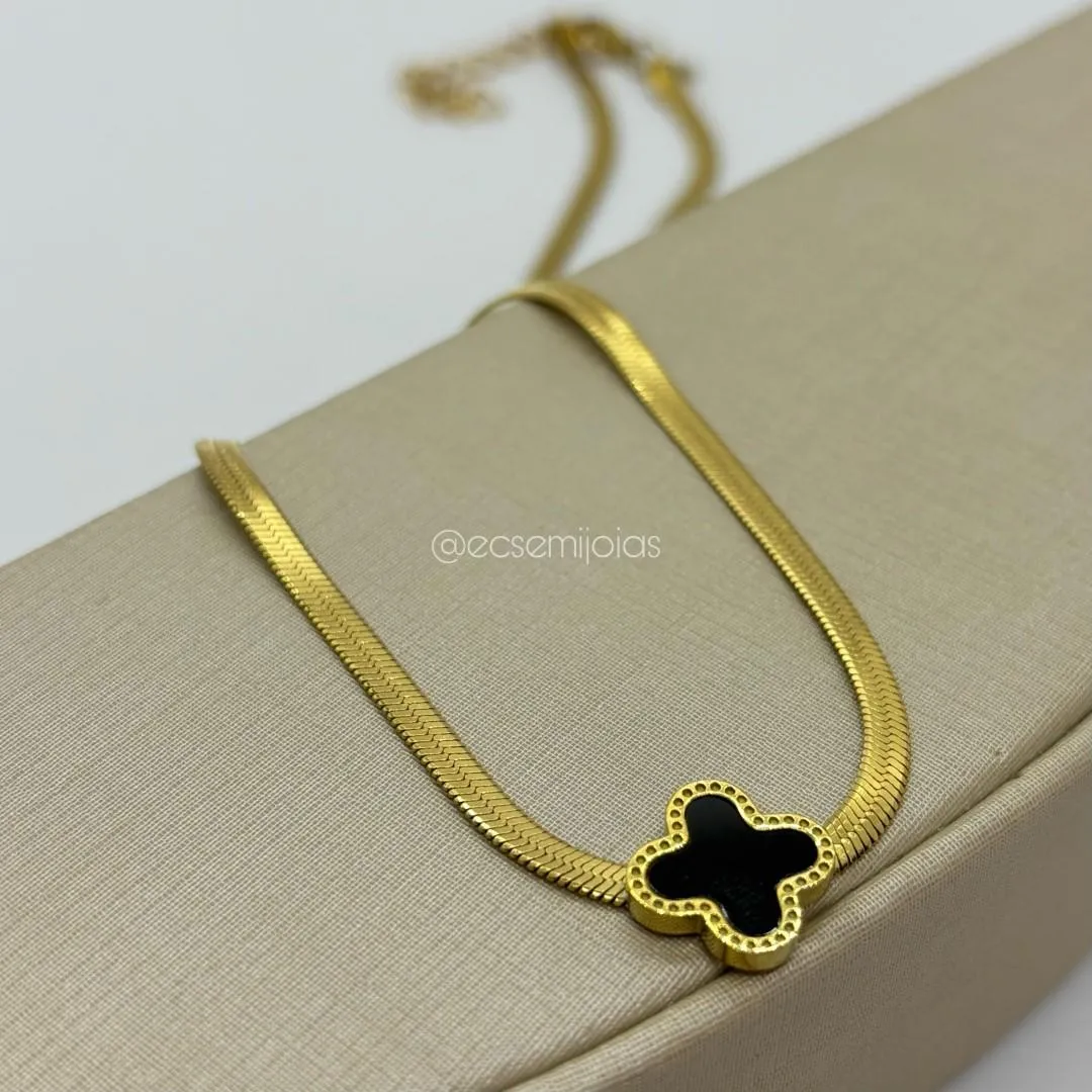 Colar de fita de 3mm com trevo no centro - 42cm + extensor - aço dourado