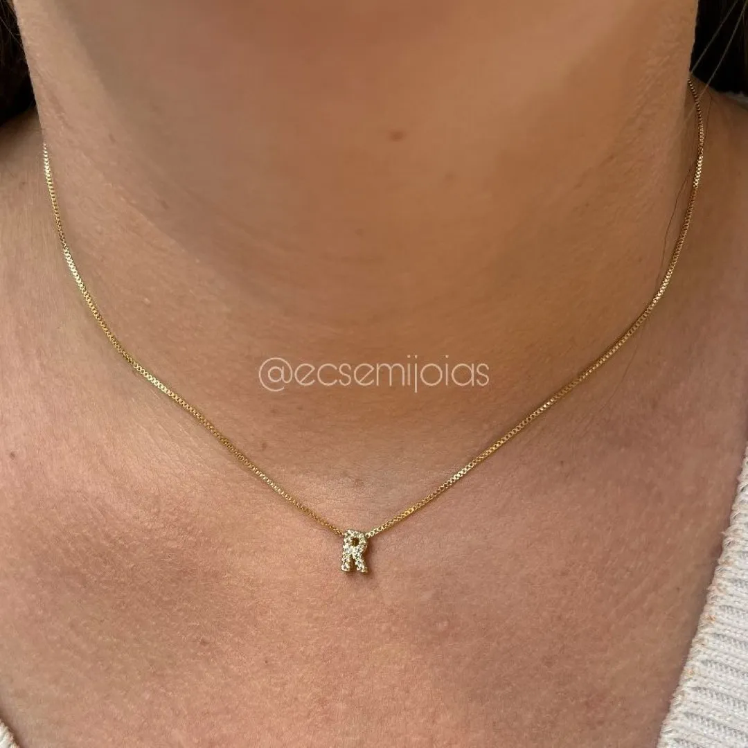 Colar de letra 7mm cravejada - banhado a ouro 18k