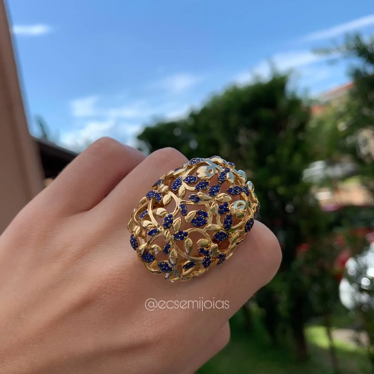 Anel grande abaulado com ramos de folhas vazados lisos e cravejados- banhado a ouro 18k