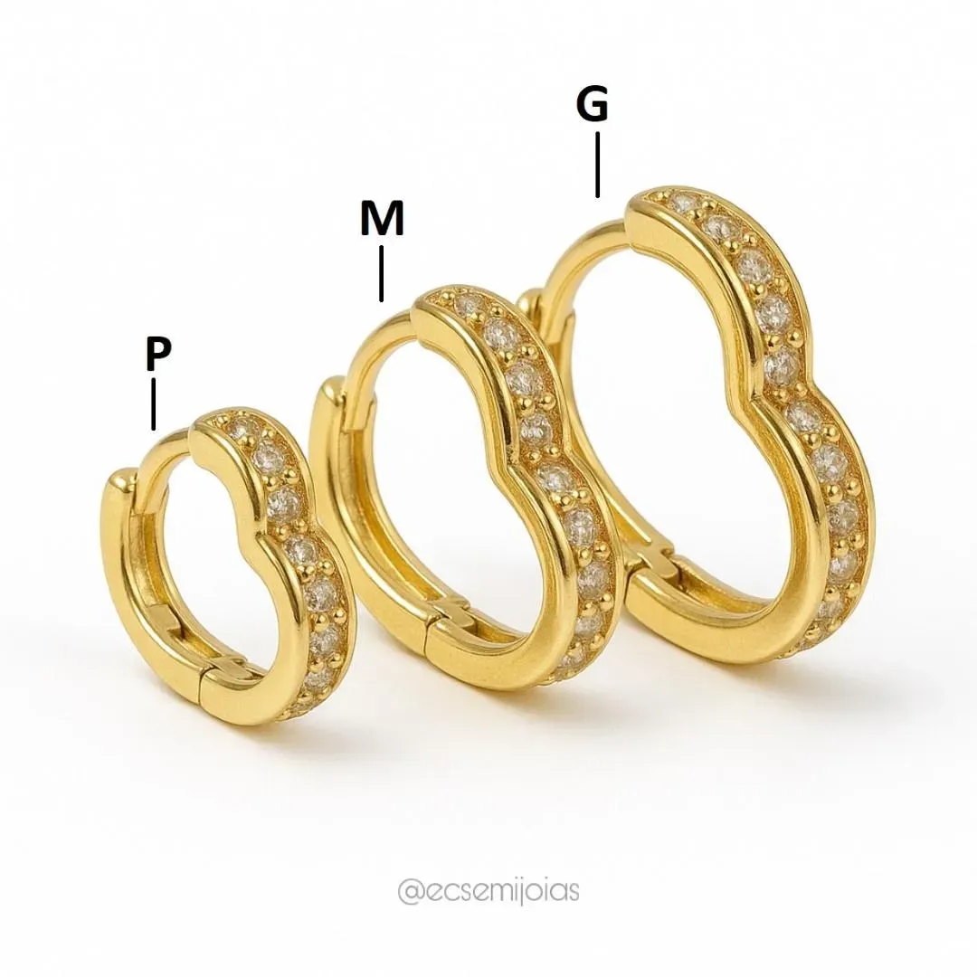 Argola de coração com 1 fileira cravejada P - banhado a ouro 18k