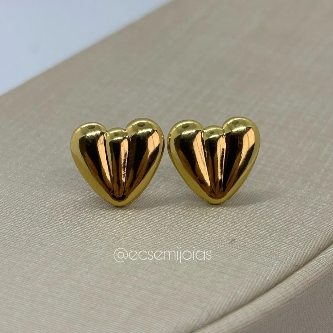 Brinco de coração liso polido com frisos no centro - 12mm - aço dourado