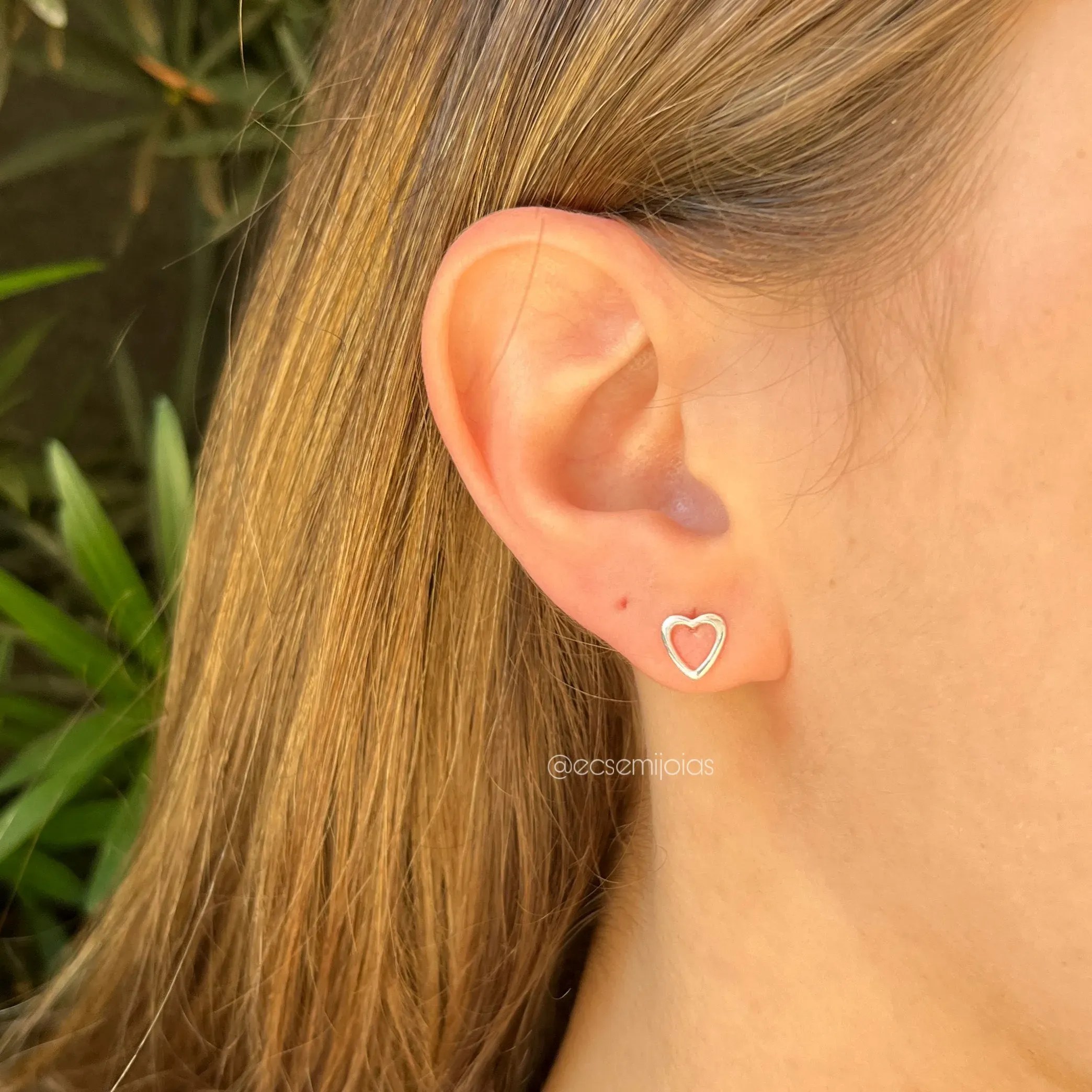 Brinco de coração liso vazado -7mm x 7mm - banhado a ródio branco