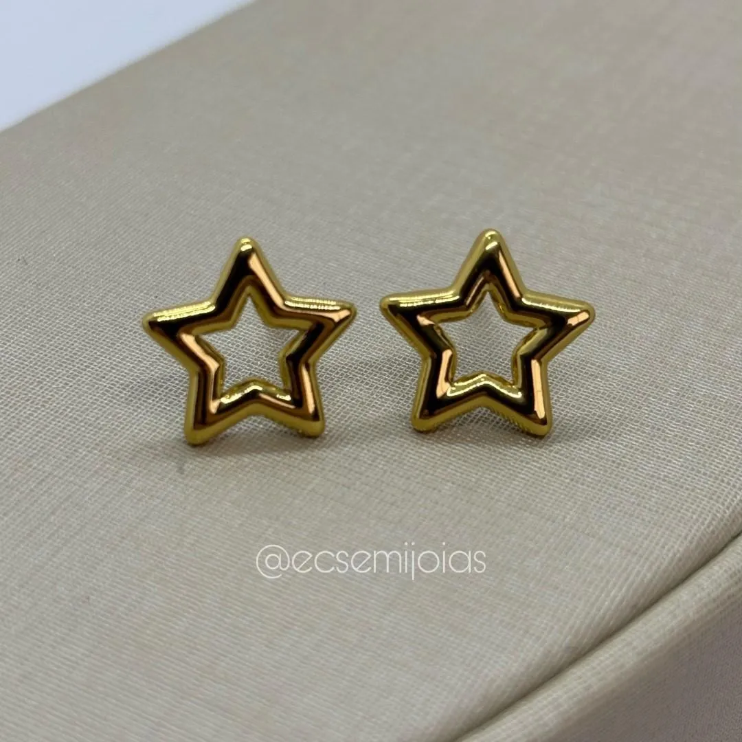 Brinco de estrela lisa vazada - 11mm - aço dourado