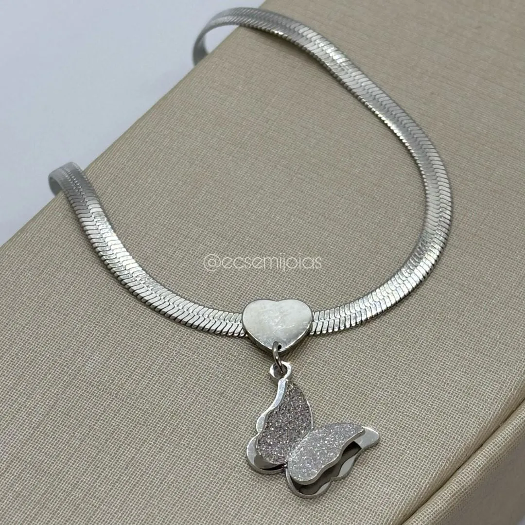 Colar de fita de 3,5mm com coração liso no centro e borboleta diamantada pendurada - 42cm + extensor - aço