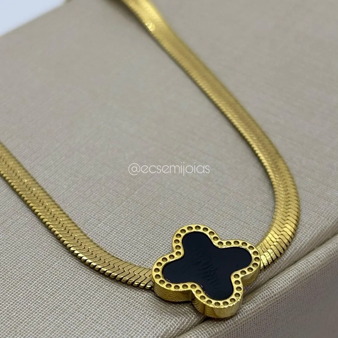 Colar de fita de 3mm com trevo no centro - 42cm + extensor - aço dourado