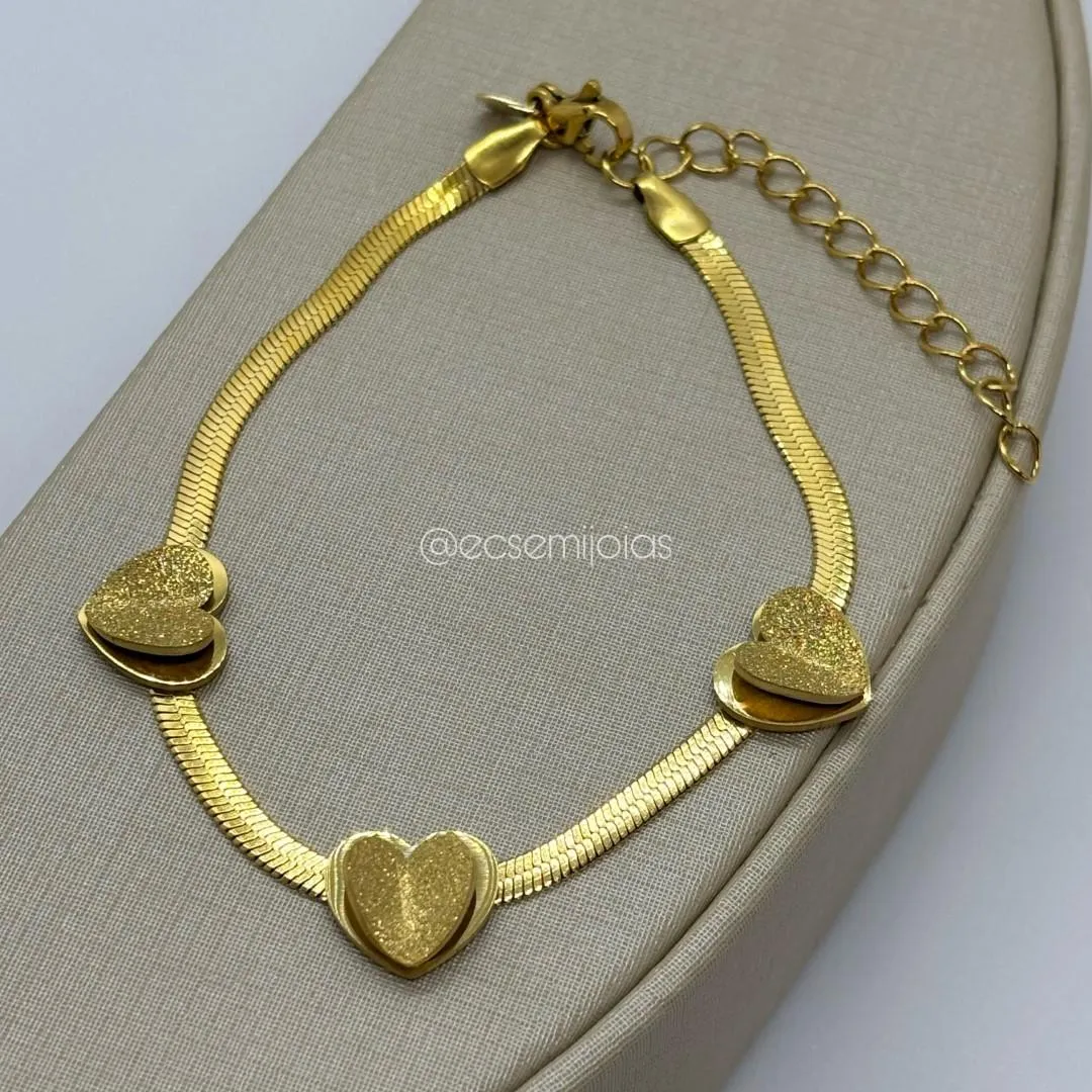 Pulseira de fita 3mm com 3 corações diamantados - 19cm + extensor - aço dourado