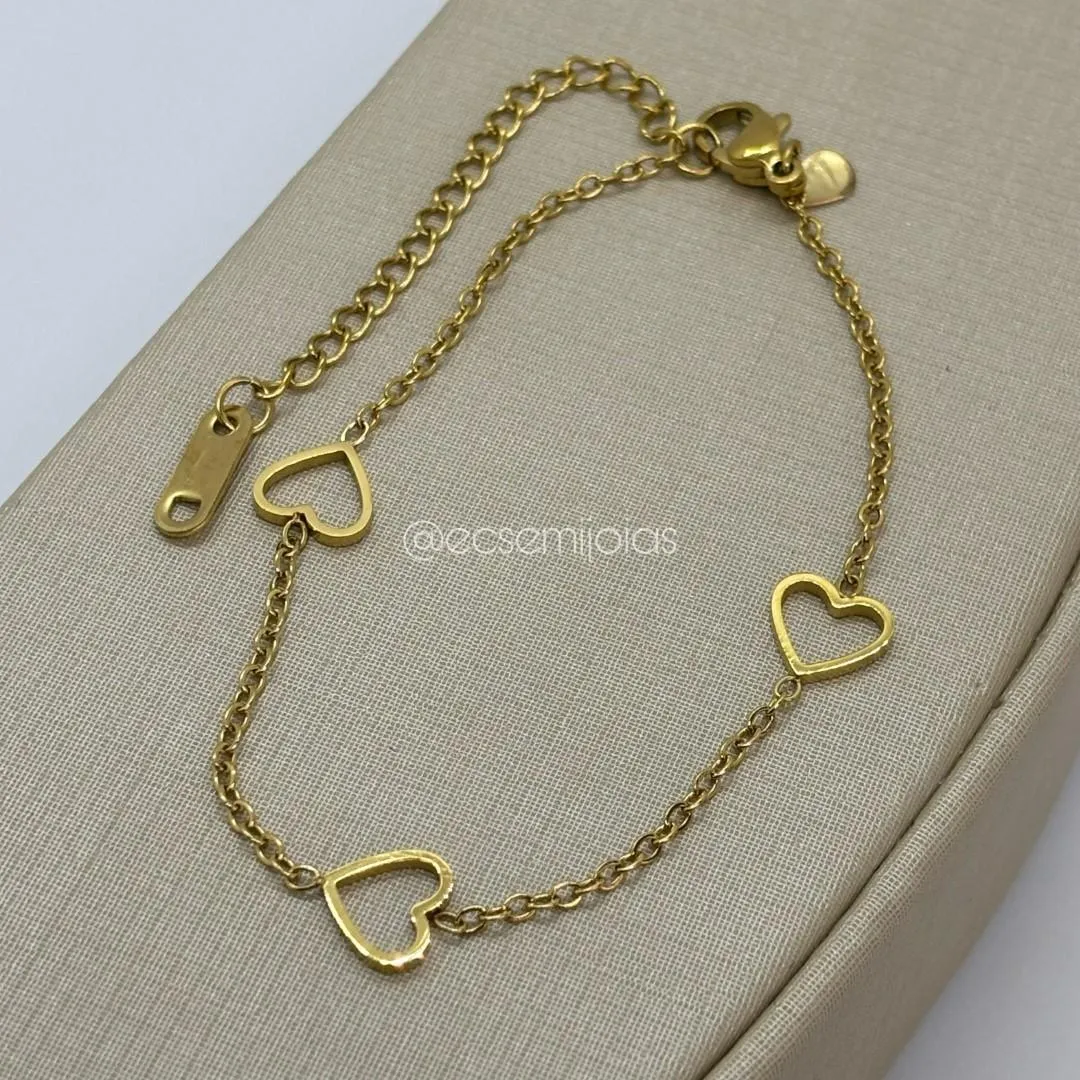 Pulseira portuguesinha com 3 corações lisos vazados - 17cm + extensor - aço dourado