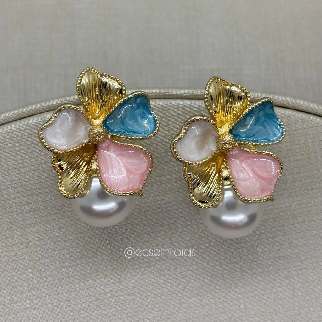Brinco de flor resinada com pérola shell 16mm - banhado a ouro 18k