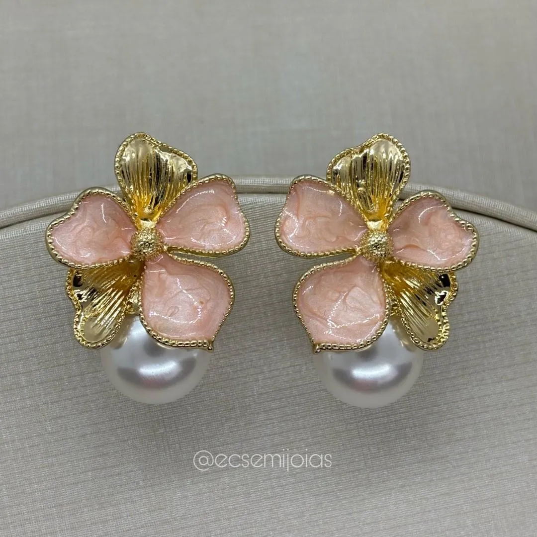 Brinco de flor resinada com pérola shell 16mm - banhado a ouro 18k