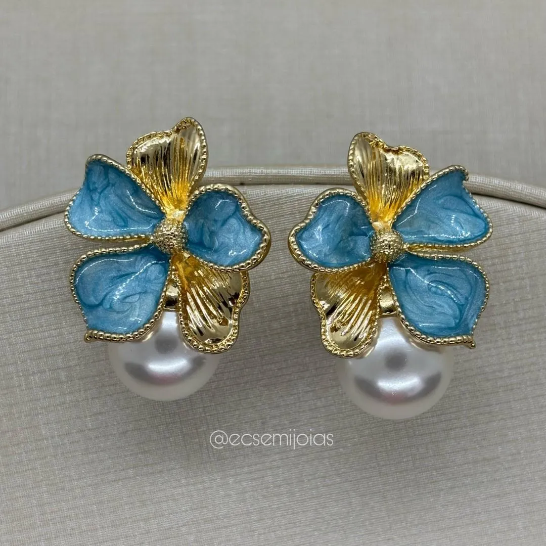 Brinco de flor resinada com pérola shell 16mm - banhado a ouro 18k
