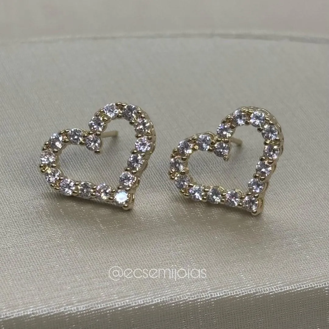 Brinco de coração cravejado vazado - 15mm -  banhado a ouro 18k