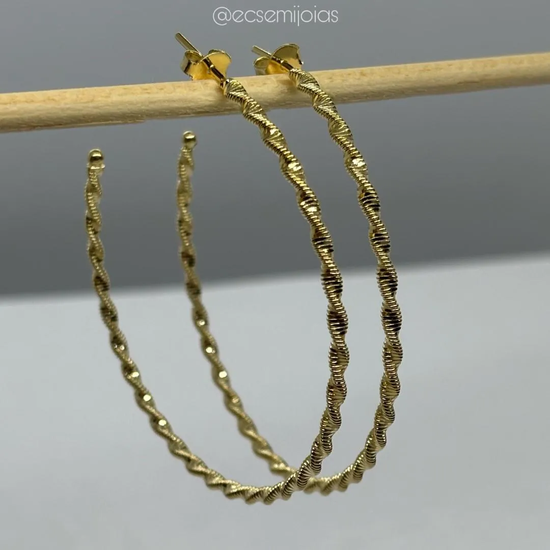 Argola torcida toda trabalhada - 5,5cm diâmetro - banhado a ouro 18k