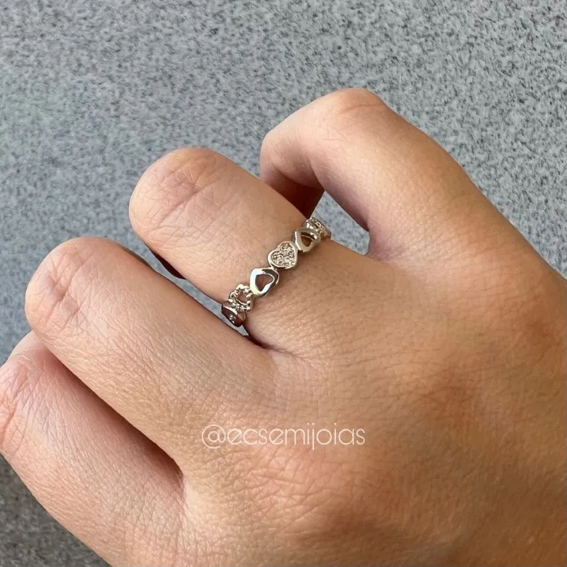 Anel com 1 coração cravejado e aro 100% corações lisos e diamantados intercalados - banhado a ródio branco