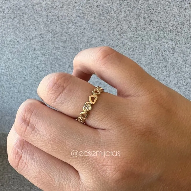 Anel com 1 coração cravejado e aro 100% corações lisos e diamantados intercalados - banhado a ouro 18k