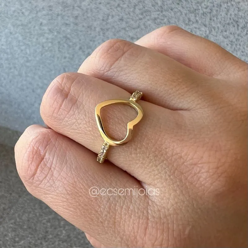 Anel com coração 12mm liso vazado no centro com aro cravejado - banhado a ouro 18k