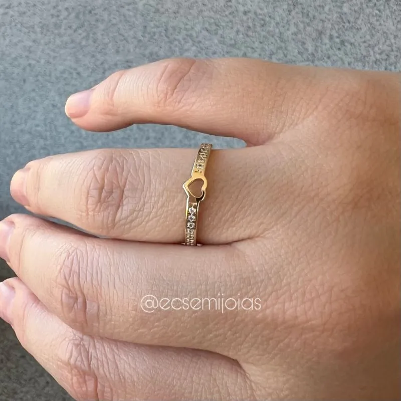 Anel com coração liso pequeno vazado no centro com aro cravejado - banhado a ouro 18k