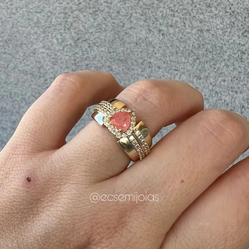 Anel com pedra fusion de coração no centro, cravejado em volta e 2 fileiras cravejadas no aro - banhado a ouro 18k