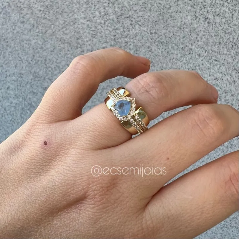 Anel com pedra fusion de coração no centro, cravejado em volta e 2 fileiras cravejadas no aro - banhado a ouro 18k