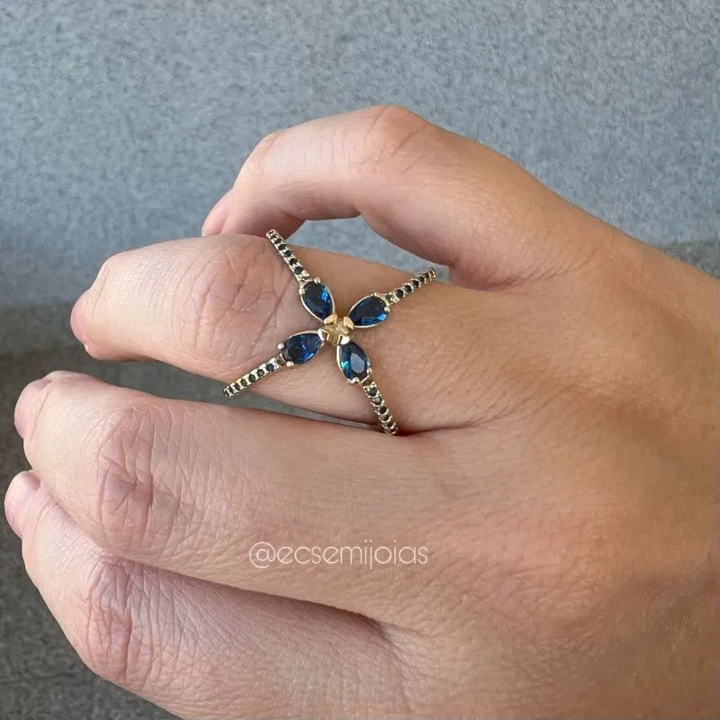 Anel em X com zircônias gotas no centro e aro cravejado - banhado a ouro 18k