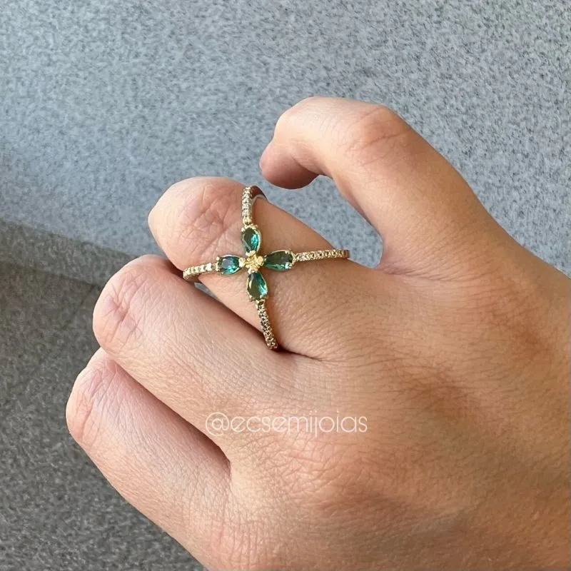 Anel em X com zircônias gotas no centro e aro cravejado - banhado a ouro 18k