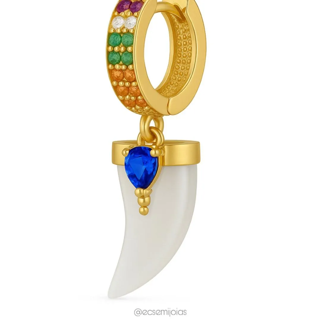 Argola cravejada com 2 fileiras com pedra em formato de dente de sabre com gota no centro -  banhado a ouro 18k
