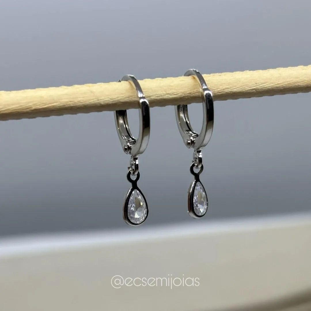 Argola lisa com gota de zircônia pendurada - 4x6mm - banhado a ródio branco