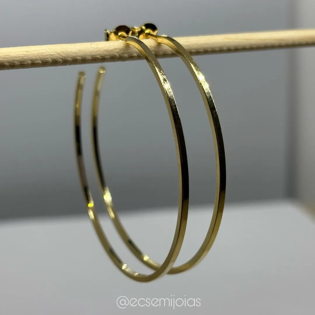Argola lisa de tubo quadradinho - 5,5cm diâmetro - banhado a ouro 18k
