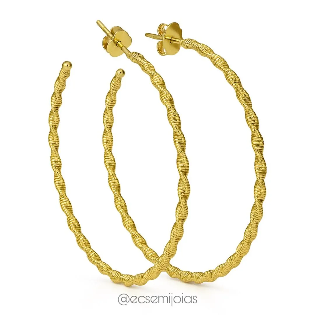Argola torcida toda trabalhada - 5,5cm diâmetro - banhado a ouro 18k