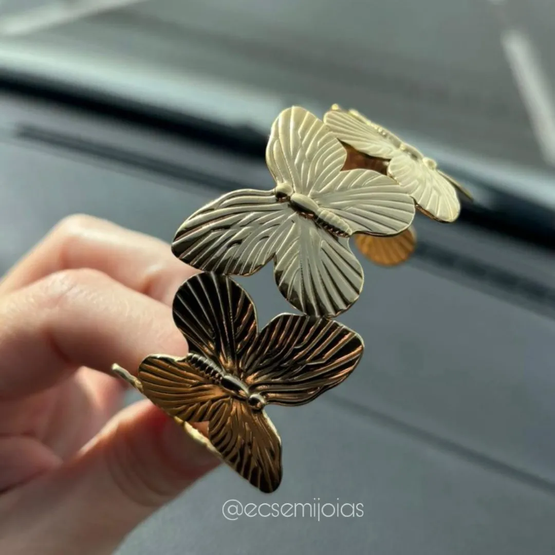 Bracelete de borboletas grandes trabalhadas - aço dourado inoxidável