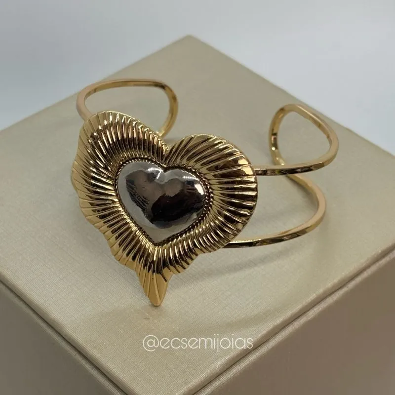Bracelete de coração liso no meio e trabalhado em volta - banhado a ouro 18k