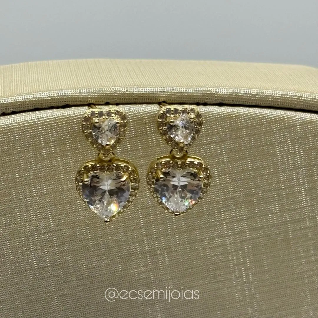 Brinco com 2 corações de zircônias maiores cravejados em volta - banhado a ouro 18k