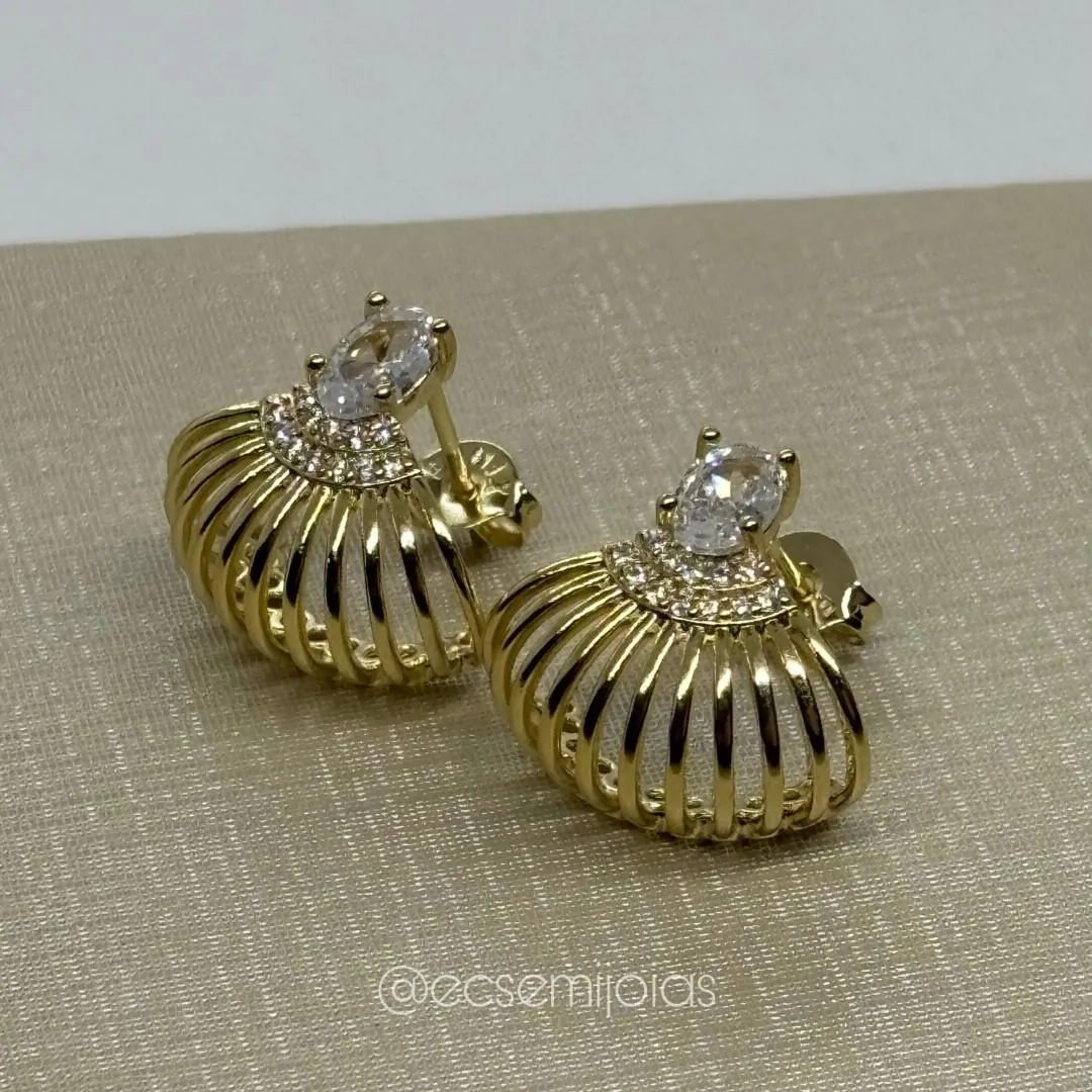 Brinco com zircônia oval no centro e aros vazados lisos curvados - banhado a ouro 18k