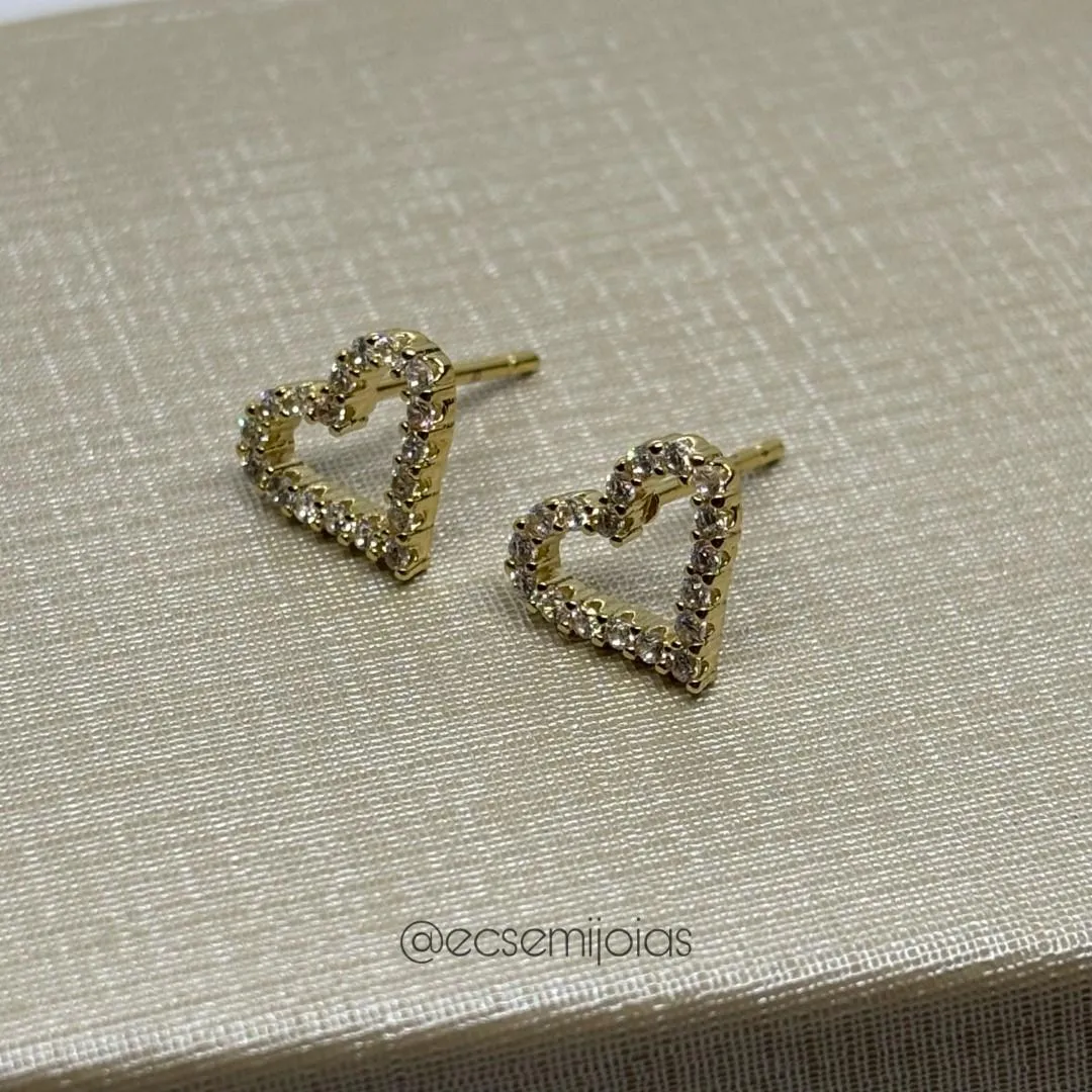 Brinco de coração cravejado vazado (P) - 10mm - banhado a ouro 18k