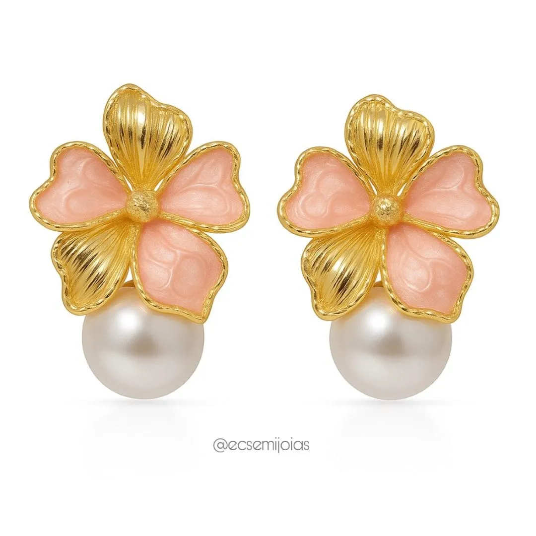Brinco de flor resinada com pérola shell 16mm - banhado a ouro 18k