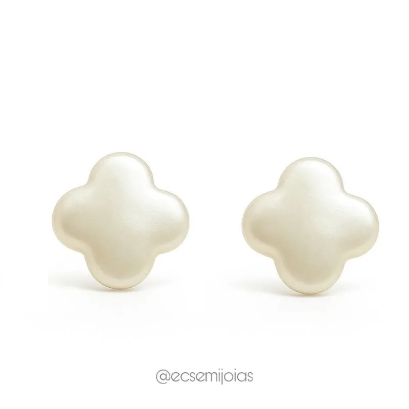 Brinco de trevo de pérola resinada (P) - 6mm - banhado a ouro 18k