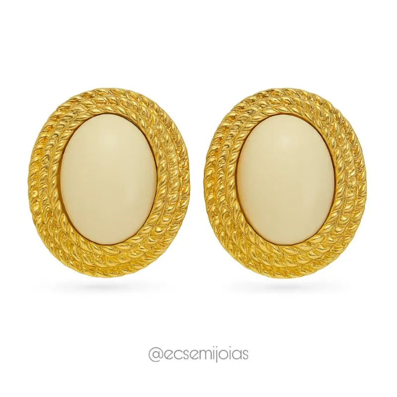 Brinco oval grande com pedra de resina no centro bombardeada em volta - banhado a ouro 18k